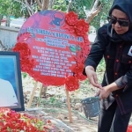 Siti Muafiyah ziarah di makam almarhum suaminya, Bambang Suhartono di TPU Desa Randuagung, Kc.Kebomas, Kab. Gresik. FOTO: ist.