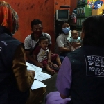 Suparji dan keluarga saat dikunjungi Home Care Peduli RSUD Gambiran. (foto: ist)