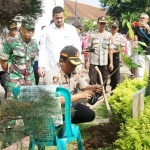 Kapolres Probolinggo Kota AKBP Ambariyadi Wijaya didampingi Wali Kota Habib Hadi saat tanam pohon bibit mangga manalagi.