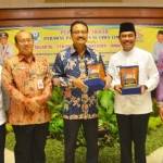 TINGKATKAN PELAYANAN: Wagub Jatim, Saifullah Yusuf bersama Wabup, Moh. Qosim foto bersama usai kegiatan Ponkesdes. foto: syuhud/ BANGSAONLINE