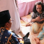 Wali Kota Malang Sutiaji saat berdialog dengan Siti Aisyah, ibunda Naga, di kontrakannya Jalan Borobudur gang 4B/5 Blimbing Kota Malang, Ahad (14/07). 