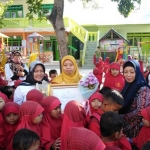 Ustadzah Yeni disambut musik rebana oleh para guru dan murid TK Nurul Hidayah Sampang.