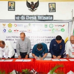 Direktur Keuangan dan Umum Petrokimia Gresik, Robby Setiabudi Madjid (tiga dari kanan) saat menandatangani MoU Closed Loop Agribisnis Hortikultura. Foto: Ist