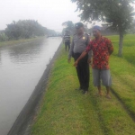 Petugas menunjukkan tempat korban terpeleset. foto: ist