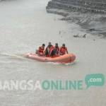 Tim SAR saat menyisir sungai Gunting untuk mencari korban. foto: rony suhartomo/ BANGSAONLINE