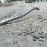 Kondisi Jalan Sumberwuni yang tampak tulang betonnya keluar dan membahayakan pengguna jalan.