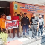 Bantuan dari Pemkot Surabaya yang diterima langsung oleh Badan Penanggulangan Bencana Daerah (BPBD) Kabupaten Lamongan, Jumat (19/4).