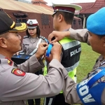 Wakapolres Mojokerto Kota Kompol Hadi Prayitno saat memasang pita operasi. foto: Soffan/ BANGSAONLINE