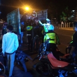 Petugas dari Polres Mojokerto saat mengamankan motor yang terjaring razia di Jalan RA Basuni.