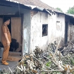 Kepala Desa Gempol, Achmad Dwi Setiono, saat meninjau gudang mebel yang terbakar.