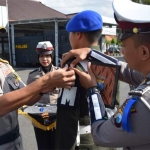 Wakapolres Pamekasan Kompol Kurniawan Wulandono memasangkan pin kepada pasukan Ops Patuh Semeru.