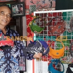Nurul Huda saat menunjukkan udeng pacul gowang hasil produksinya di Rumah Batik Al Huda. Foto: MUSTAIN/BANGSAONLINE