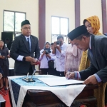 Wali Kota Mojokerto Ika Puspitasari (kiri) menyaksikan penandatangan pakta integritas oleh 63 Kasek Negeri di Gedung SDN Wates, Jalan Raya Ijen.