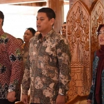 Wali Kota Kediri, Abdullah Abu Bakar, diapit Ketua DPRD Kabupaten Kediri, Dodi Purwanto, dan Wakil Bupati Kediri, Dewi Mariya Ulfa. Foto: Ist