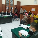 Proses persidangan kasus MTN di PN Surabaya.
