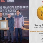 Direktur Keuangan dan Strategi Bank DKI, Romy Wijayanto (kedua dari kiri), saat meraih Indonesia Best CFO 2023.