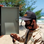 Petugas BPBD mengecek EWS di Pantai Tambakrejo. (foto: ist).