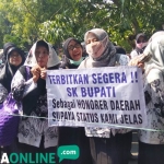 Aksi para guru honorer dan PTT di Lamongan saat demo di depan kantor bupati.