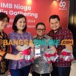 Head of Region Jawa Timur CIMB Niaga, Rhena Octaria (nomor 2 dari kiri), dan Corporate Communications Head CIMB Niaga, Hery Kurniawan (nomor 3 dari kiri), bersama pimpinan CIMB Niaga Kediri. Foto: MUJI HARJITA/BANGSAONLINE