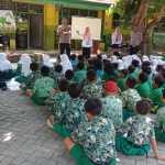 Polsek Tulangan Sidoarjo saat memberi edukasi untuk cegah bullying pelajar di SDN Jantu