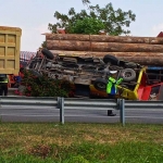 Kondisi elf terbalik usai terseruduk truk trailer di Tol Kebomas KM 14/800-B. Foto: SYUHUD/ BANGSAONLINE