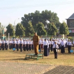 Kepala SMP Negeri 6 Nganjuk, Tri Sumartana, saat menjadi pembina upacara di awal tahun pelajaran baru.