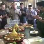 BERDOA - Ketua DPW PKB Jawa Timur, Abdul Halim Iskandar (Gus Halim) beserta anggota fraksi PKB DPRD Jatim saat syukuran di ruang FPKB Jatim, Sabtu (6/9/2014). foto : diday rosadi/BangsaOnline