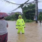 Petugas saat mengatur arus lalu lintas yang terganggu akibat banjir di Bangkalan.