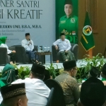 Menparekraf Sandiaga Salahuddin Uno (pegang mik) menjadi pembicara dalam Dialog Interaktif Entrepreneur Santri Ekonomi Kreatif bersama DPW PPP Jawa Timur di Surabaya, Selasa (25/10/2022). Foto: DIDI ROSADI/ BANGSAONLINE