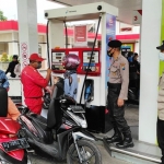 Sejumlah petugas kepolisian tampak memantau SPBU di Jalan Joyoboyo Kota Kediri. foto: ist.
