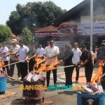 Kepala Kabupaten Sidoarjo, Rudy Heri Kurniawan, Bupati Mojokerto, Ikfina Fatmawati, Pj. Wali Kota Mojokerto, M. Ali Kuncoro, dan jajaran Forkopimda Kabupaten Mojokerto, serta Kasatpol PP Kabupaten/Kota Mojokerto, Kabupaten Sidoarjo dan Kota Surabaya membakar ribuan rokok dan miras ilegal di halaman kantor Pemkab Mojokerto.
Foto: Nina Puji Rahayu/BANGSAONLINE