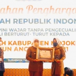 Gubernur Jawa Timur, Khofifah Indar Parawansa, saat menyerahkan penghargaan WTP kepada Bupati Mojokerto, Ikfina Fatmawati, di Hotel Bumi Surabaya.