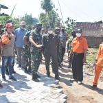 Kunjungan Tim Wasev Mabesad ke lokasi TMMD di Desa Gunungsari didampingi Wakil Bupati Ngawi.