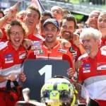 Iannone merayakan kemenangannya bersama para mekanik dan kru usai balapan. foto: crash.net