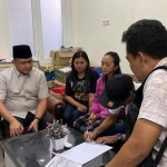 Pj Wali Kota Aries Agung Paewai ditemui keluarga korban saat melayat di rumah duka di Jalan Bromo Kota Batu.