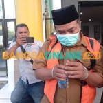 Suratman saat dibawa ke mobil tahanan untuk ditahan di Lapas Banjarsari, Cerme, Gresik. Foto: SYUHUD/BANGSAONLINE