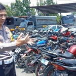 Kasatlantas Polres Bangkalan AKP Grandika Indera Waspada menunjukkan puluhan motor yang diamankan hasil razia balap liar.