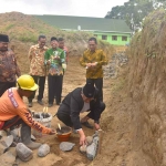 Wakil Ketua II Baznas Jatim, Ahsanul Haq, meletakkan batu pertama pembangunan masjid induk Huntap BSD di Lumajang.