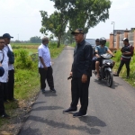 Anggota DPRD Kabupaten Kediri Antox Prapungka Jaya saat melakukan sidak proyek peningkatan jalan di Desa Ngablak. Foto: Ist.