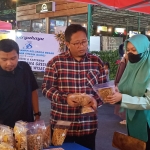 Ketua Pengurus K3PG Awang Djohan Bachtiar (tengah) meninjau aneka makanan saat mengunjungi K3PG Fest. foto: SYUHUD/ BANGSAONLINE