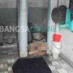 TAK DIKENAL: Sesosok mayat yang ditemukan tewas di kamar mandi kos-kosan, kemarin. foto: catur andy erlambang/ BANGSAONLINE