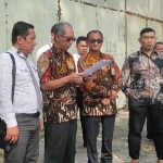 Panitera PN Kota Kediri, Tri Indroyono, saat membacakan putusan terkait eksekusi. Foto: Ist