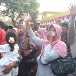 Suasana pemberangkatan JCH di depan pendopo Kabupaten Jombang.