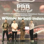 General Affair PT Wilmar Nabati Indonesia, Andi Mahmud saat menerima penghargaan dari Bupati Gresik, Fandi Akhmad Yani (foto: ist)