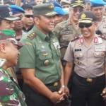 Pangdam Jaya Mayor Jenderal TNI Teddy Lhaksmana dan Kapolda Metro Jaya Inspektur Jenderal Tito Karnavian saat penggusuran di Kalijodo. foto: kompas