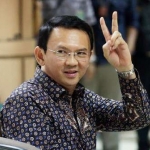 Ahok mengacungkan dua jarinya saat menjalani sidang ketiga kasus penistaan agama di PN Jakarta Utara, Selasa (27/12).