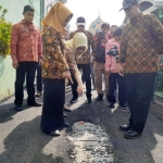 Wali Kota saat memantau langsung kegiatan pembangunan.