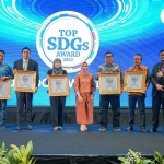 SD Project Sr. Specialiast SIG, Slamet Mursidiarso (ketiga kanan), saat menerima penghargaan Top SDGs 2022. Foto: Ist
