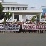 Masyarakat Batu dan Malang, saat melakukan aksi demo di depan gedung MA Jakarta. foto: iwan/ galih/ BANGSAONLINE