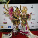 Dua model saat memeragakan artwear Petrokimia Gresik berbahan kantong pupuk di Jember Fashion Carnaval 2024. Foto: Ist